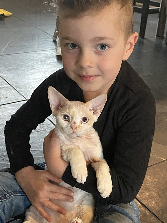 Kind mit Katze