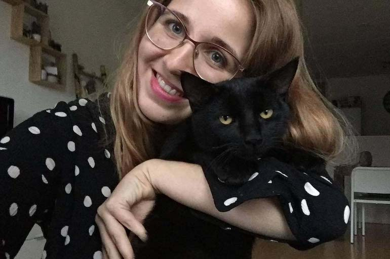 Djamilla mit ihrer schwarzen Katze