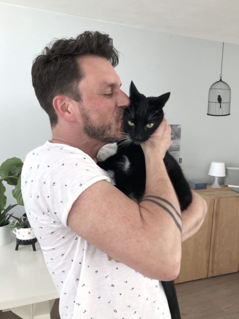 zwarte kat met baasje