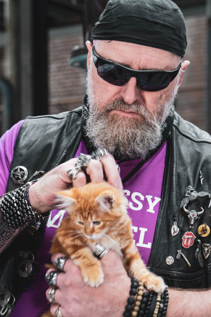 Scooter met kitten
