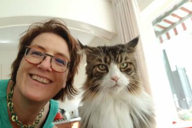 Renee met haar Maine Coon